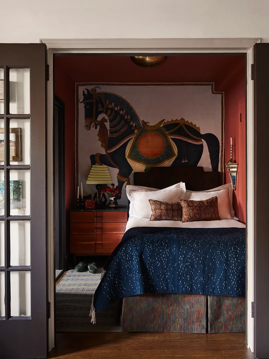 Celestial Charm Meets Bold Contrast—This 550-Square-Foot Studio Is a True Design Jewel Box - 6