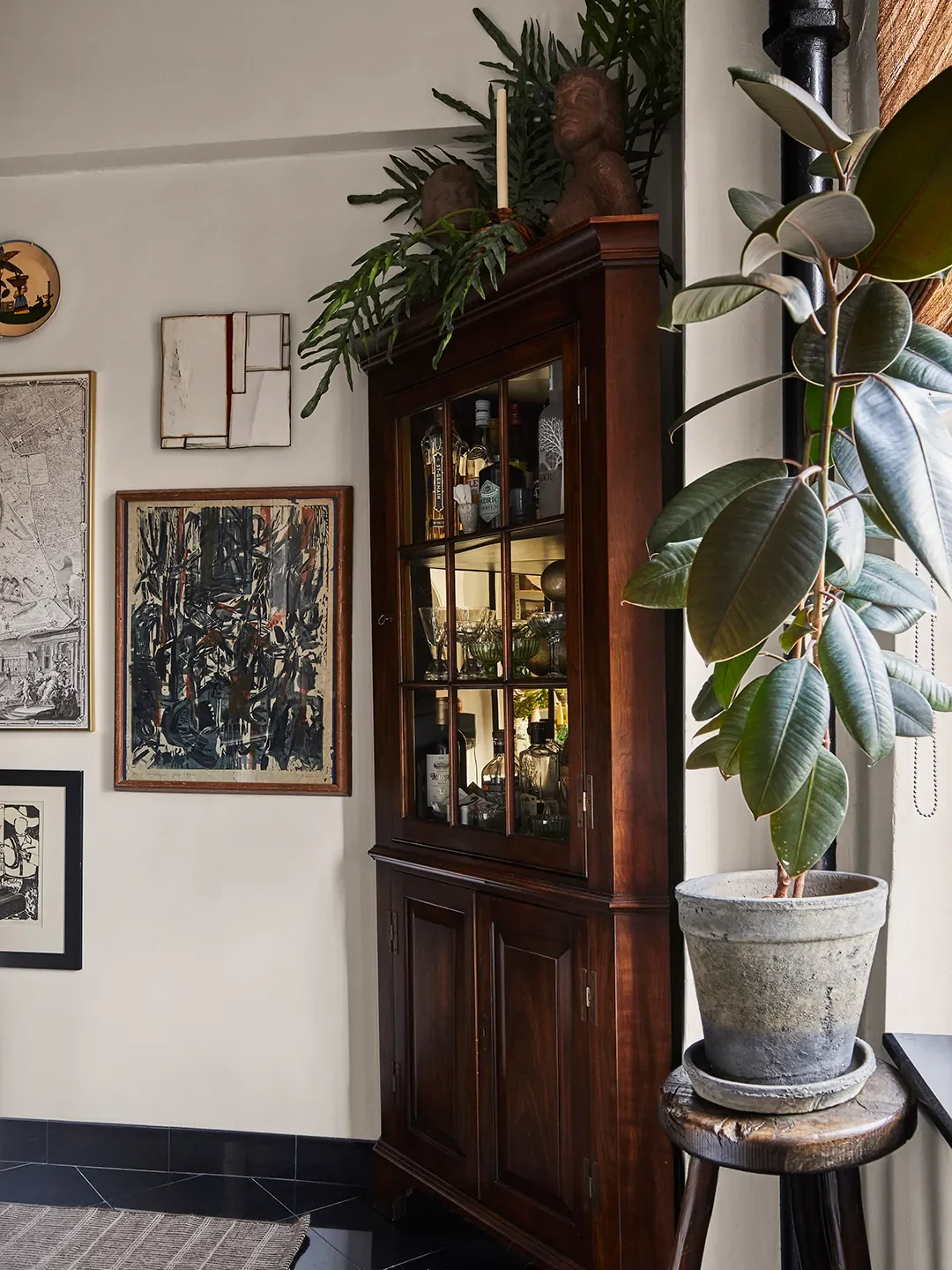Celestial Charm Meets Bold Contrast—This 550-Square-Foot Studio Is a True Design Jewel Box - 7