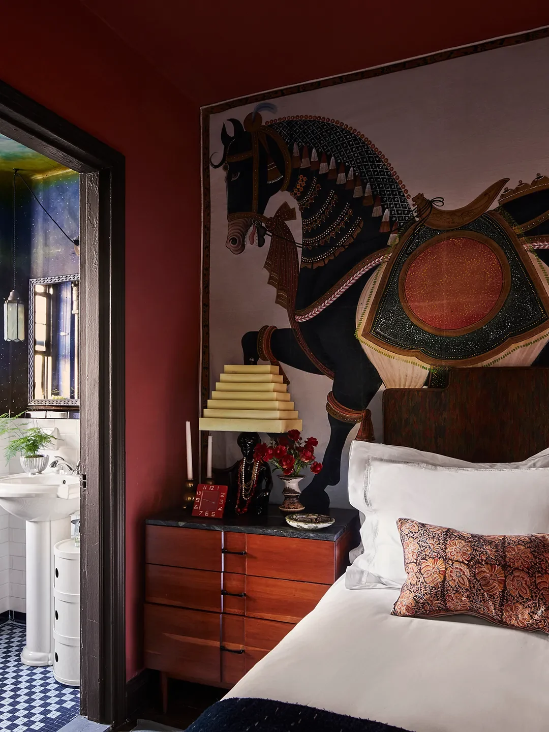 Celestial Charm Meets Bold Contrast—This 550-Square-Foot Studio Is a True Design Jewel Box - 8