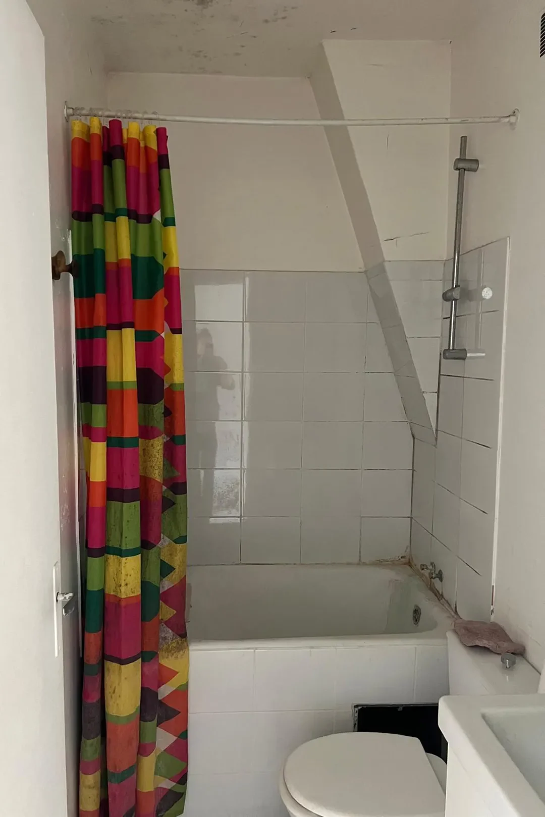 Before & After: Swimming Pool Tile Transforms This Petite Parisian Bathroom - 2