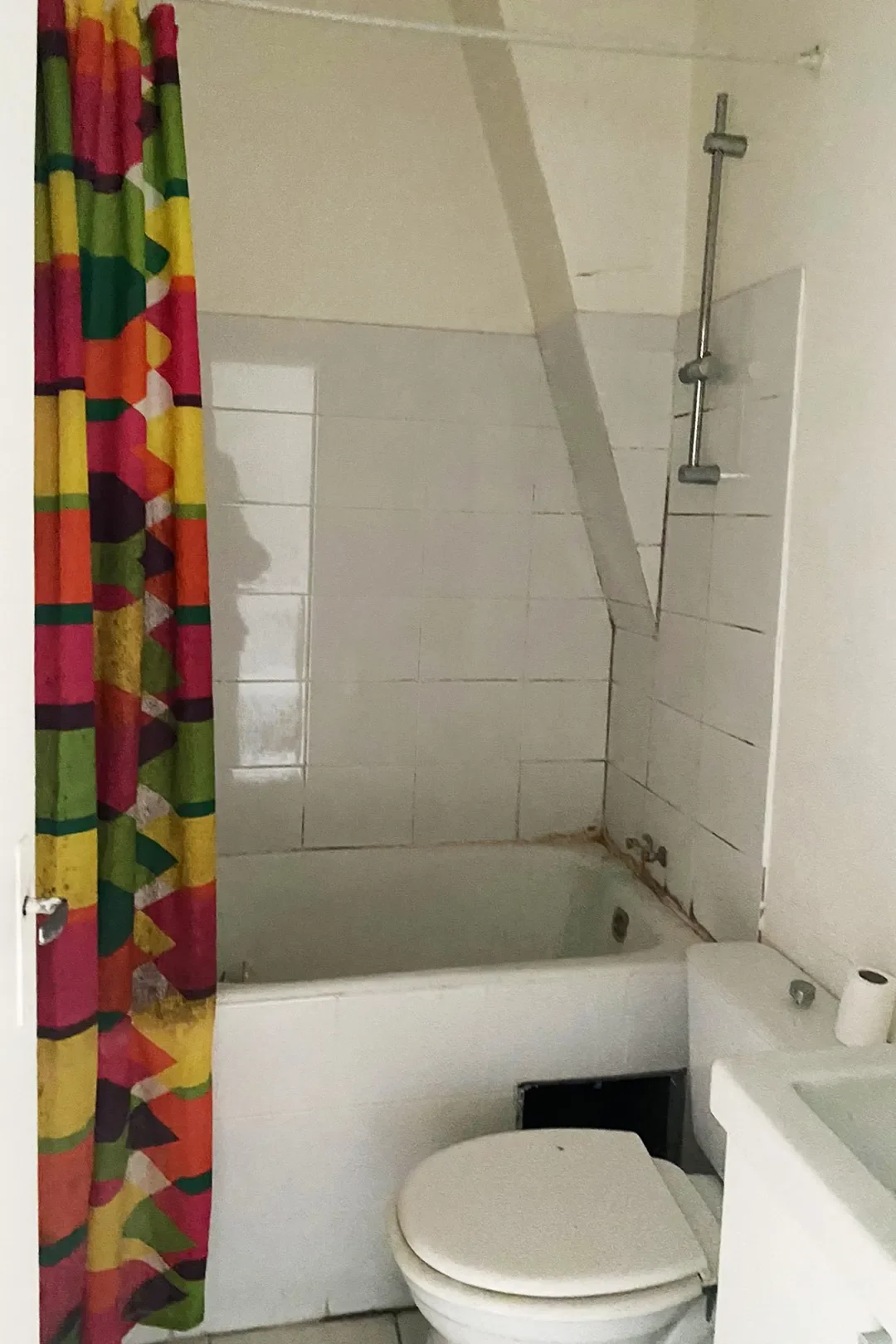 Before & After: Swimming Pool Tile Transforms This Petite Parisian Bathroom - 6