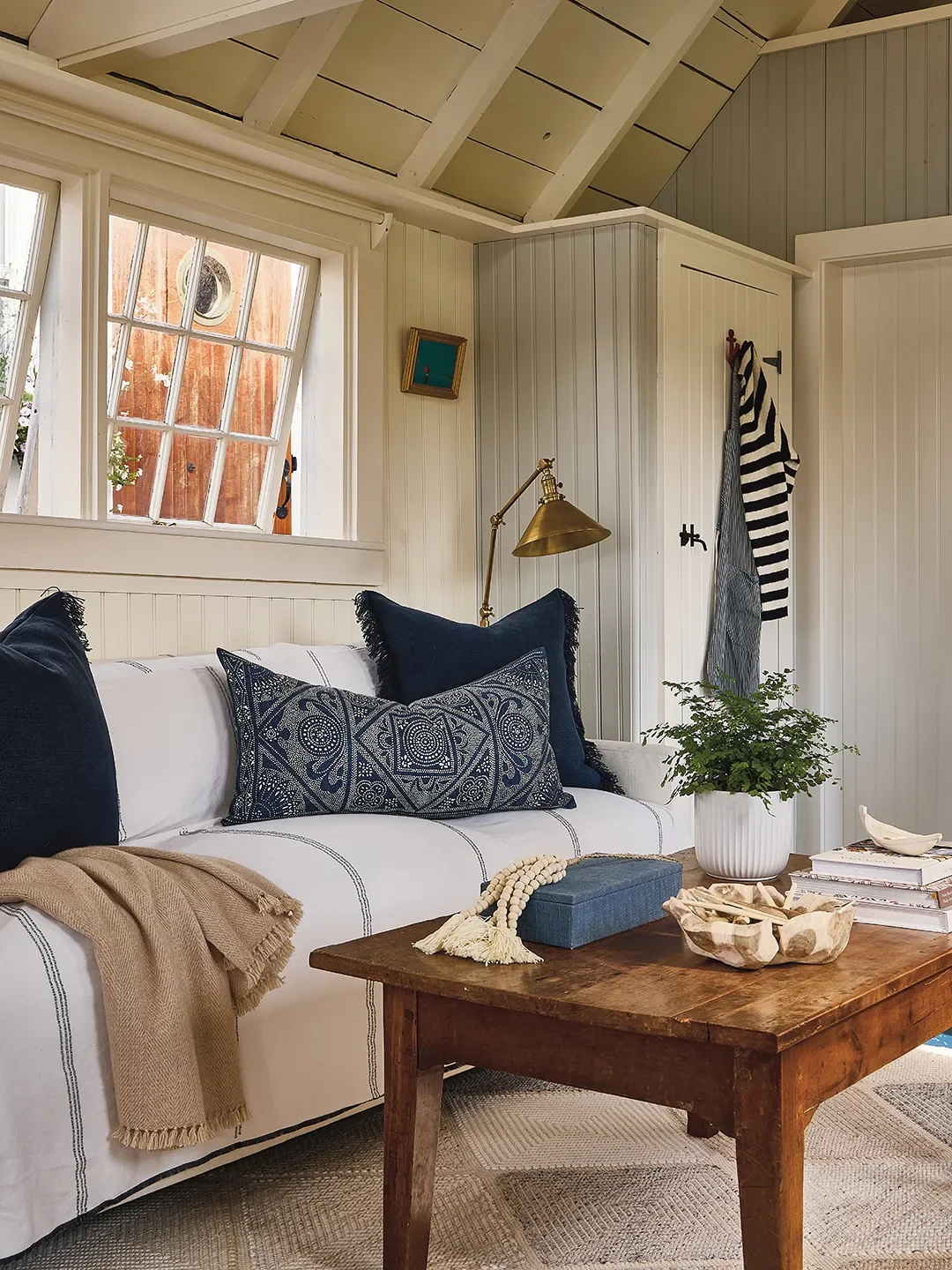 A White Picket Fence Previews the Coastal Charm Inside This Tiny Nantucket Cottage - 3