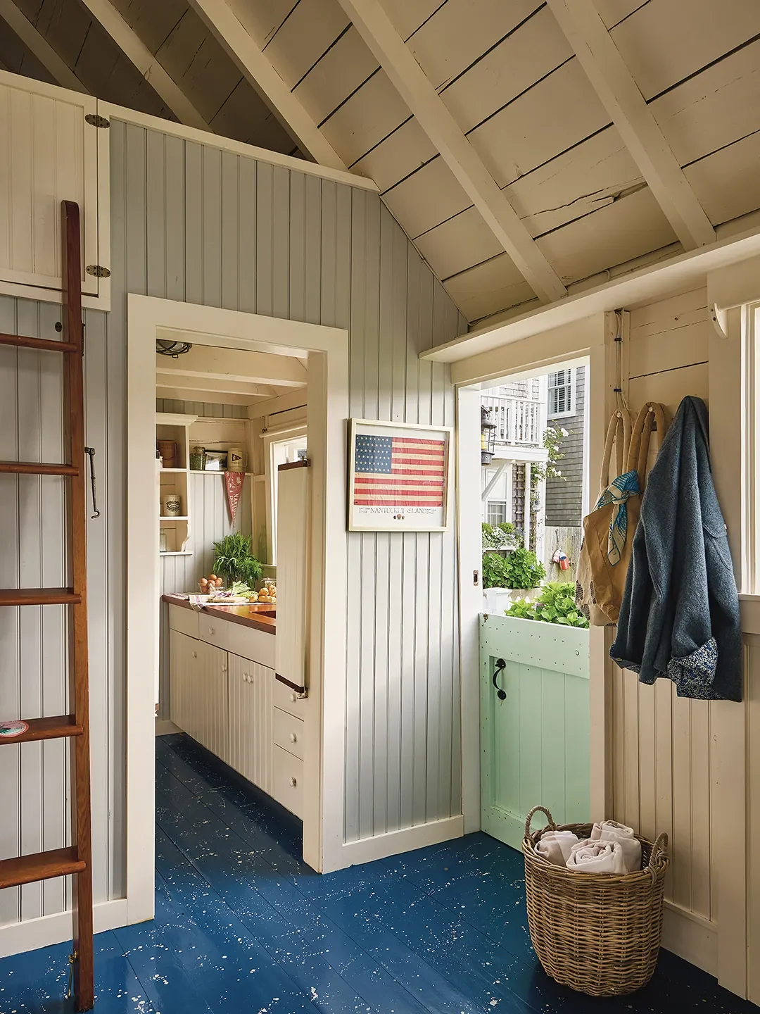A White Picket Fence Previews the Coastal Charm Inside This Tiny Nantucket Cottage - 7